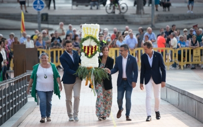 L'alcaldessa Marta Farrés i els portaveus dels diferents grups municipals, a la ofrena | Roger Benet